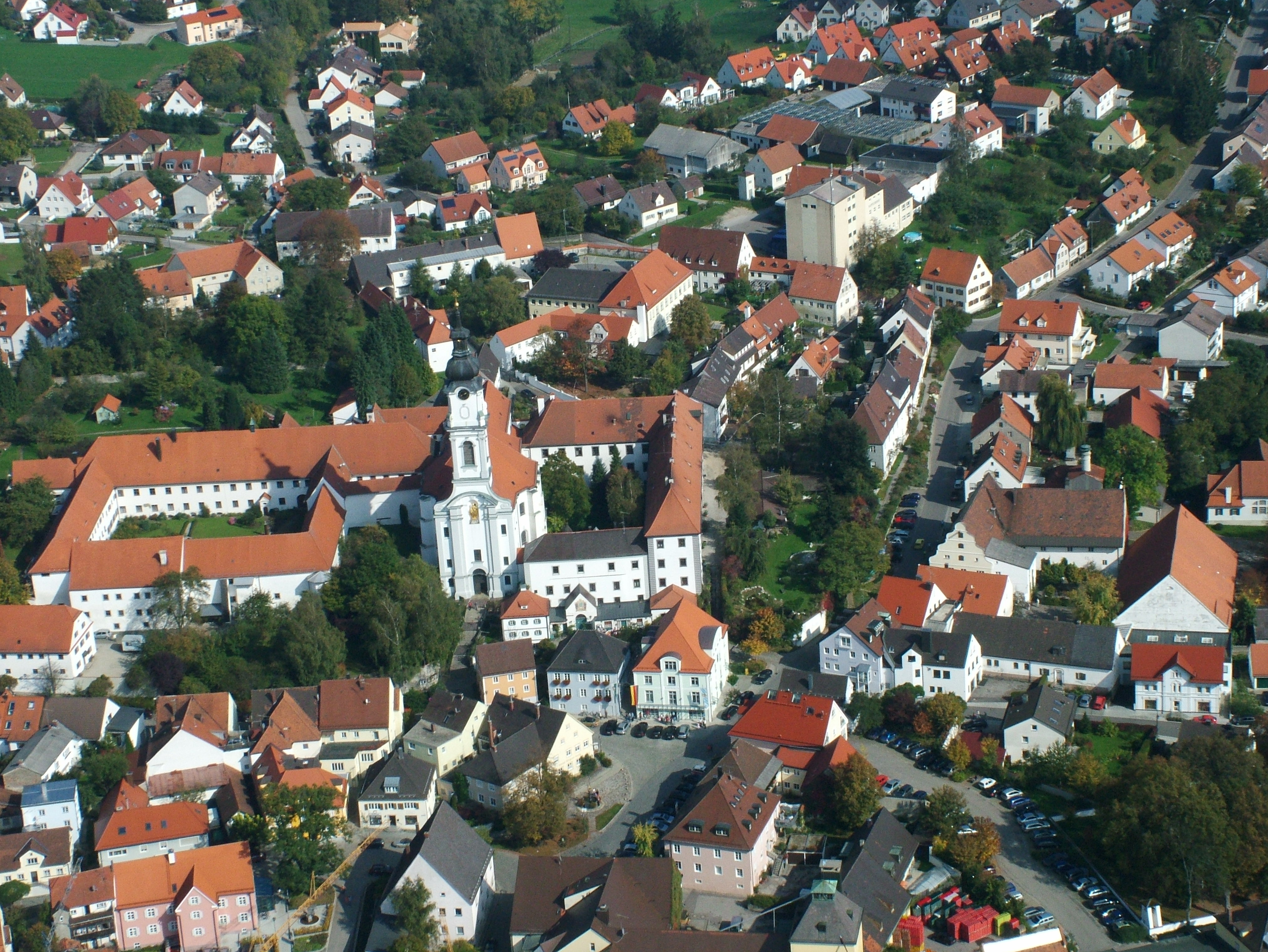 Luftbild von Altomünster mit der Klosteranlage