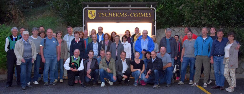 Gruppe von Menschen vor dem Marktplatz Tschermes-Cermes, der einladendes Bild des Marktes zeigt.