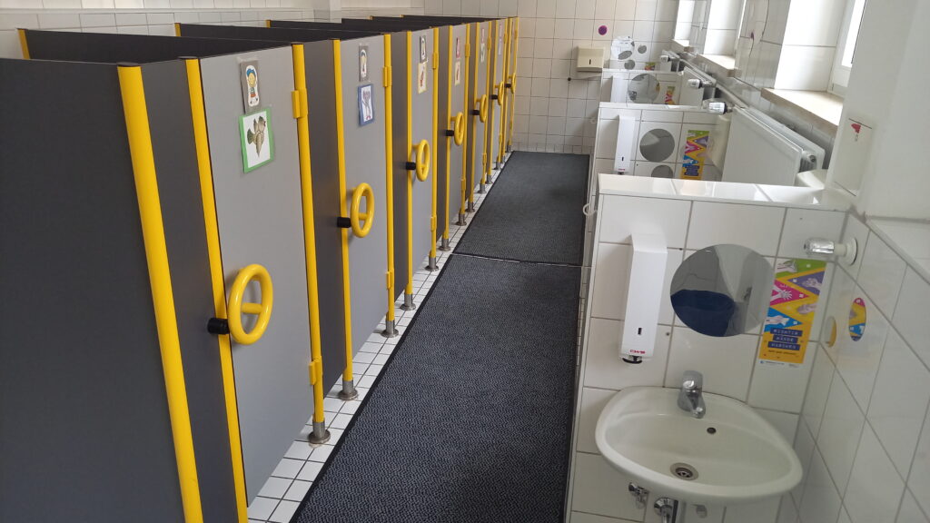Wäscherei mit Toiletten, Spülungen und Handwaschplatz für Kinder.