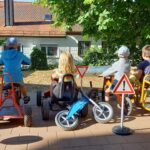 Kinder mit Fahrzeugen