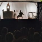 Silhouetten des Puppentheaters im Marktplatz Altomünster.