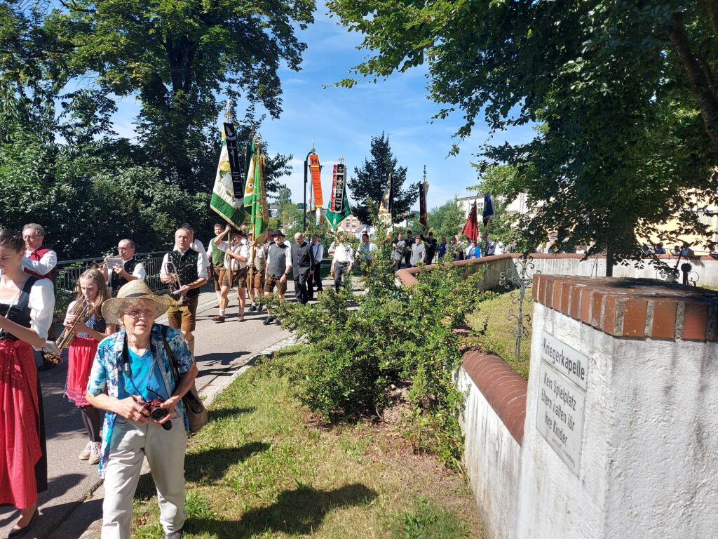 Markt Altomünster: Fest mit Musik und Fahnen im Grünen.