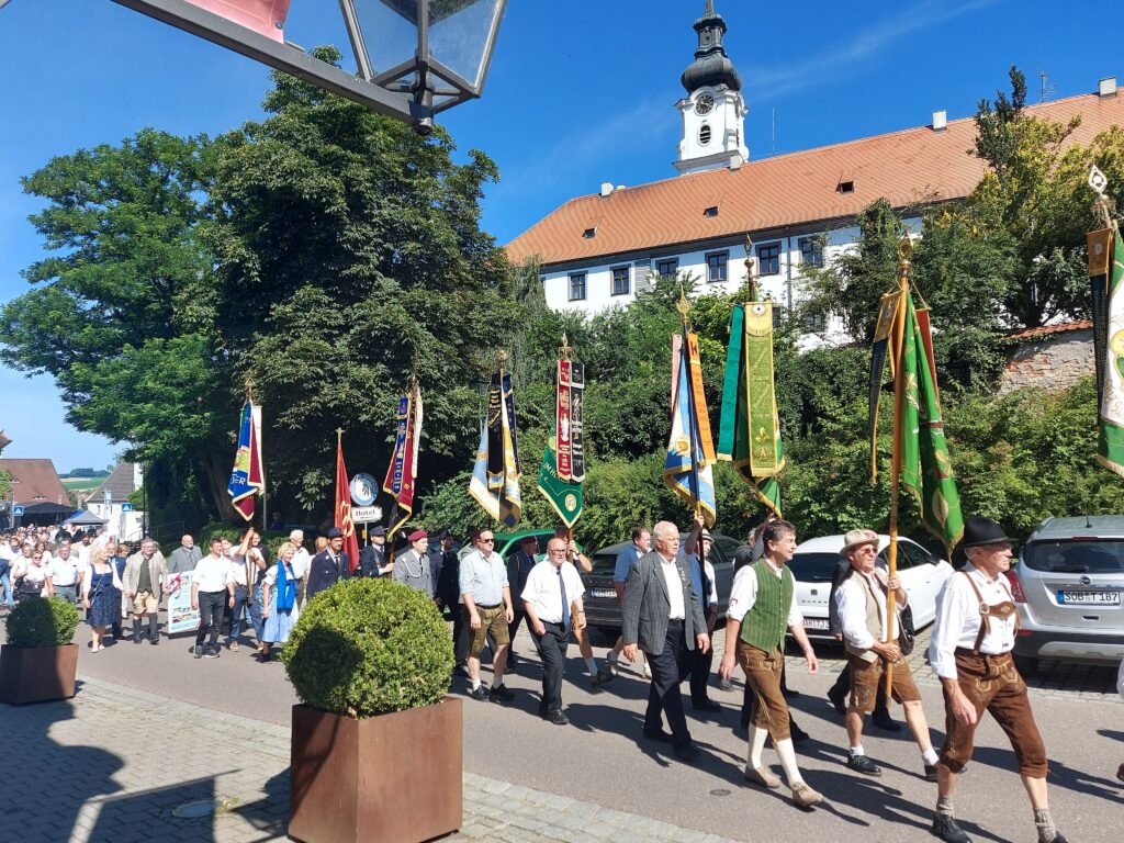 Weitere Mitglieder der Wartburg- und Stiftspatenschaft in Altomünster mit Fahnen und Flaggen.