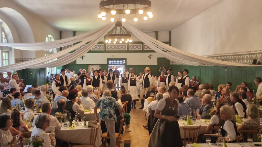 Festzüge und Tanz im Marktplatz Altomünster.