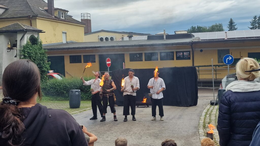 Männliche Künstler mit Feuer im Marktplatz Altomünster.