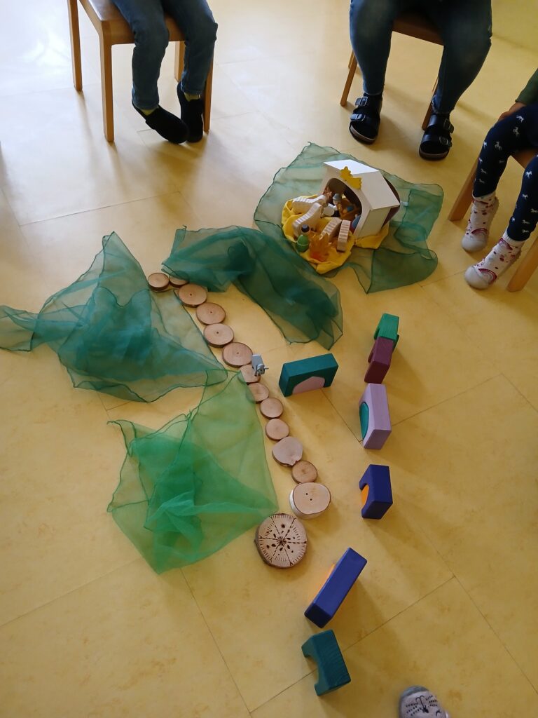 Kinderspielmaterial auf dem Boden, mit Spielzeug und Farben.