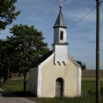 Kleine Kirche in Altomünster, mit Turm und Kreuz.