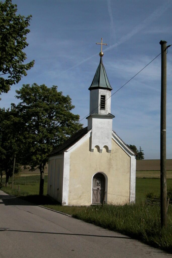 Kleine Kirche in Altomünster, mit Turm und Kreuz.