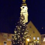 Weihnachtsbaum vor der Kirche Altomünster.