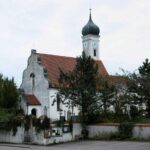 Kleine Kirche mit Turm und Rote Ziegeln vor dem Marktplatz in Altomünster.