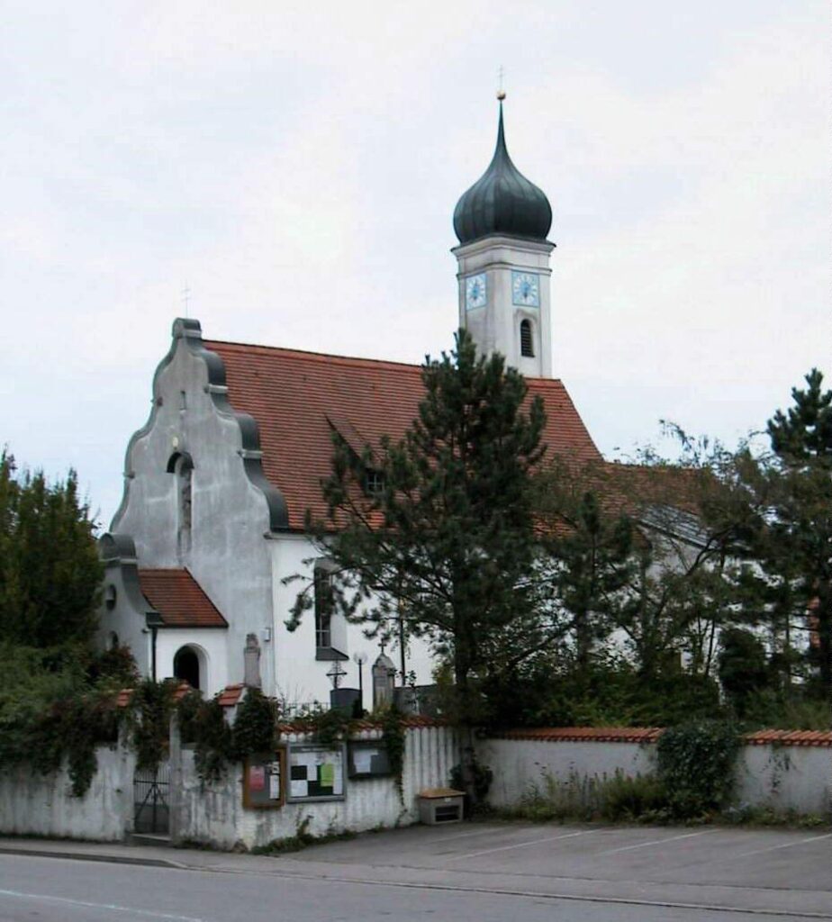 Kleine Kirche mit Turm und Rote Ziegeln vor dem Marktplatz in Altomünster.