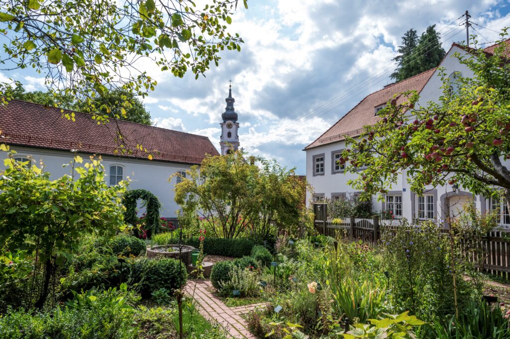 Garten mit Hauseingang und Kirchturm im Ortsteil Altomünster.