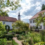 Garten mit Hauseingang und Kirchturm im Ortsteil Altomünster.