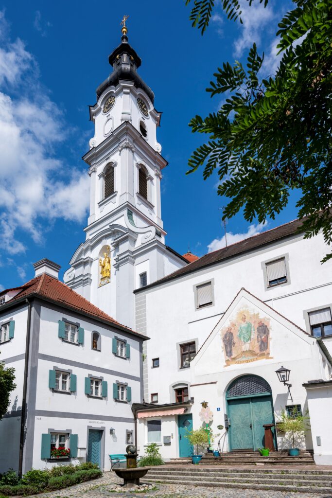 Galerie des Klosters Altomünster mit Turm und Friedhof im Marktplatz.