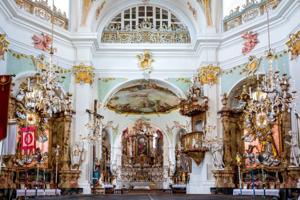 Bild von der Barockkirche in Altomünster mit Altar und Chor.