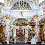 Bild von der Barockkirche in Altomünster mit Altar und Chor.
