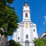 Weiterer Altomünster, Kirche mit Turm und blauem Himmel.