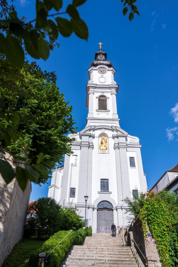 Weiterer Altomünster, Kirche mit Turm und blauem Himmel.