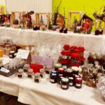 Markt Altomünster - Trockenes Winterschneerest in Glas und Kissen, mit bunten Produkten und dekorativen Gegenständen.