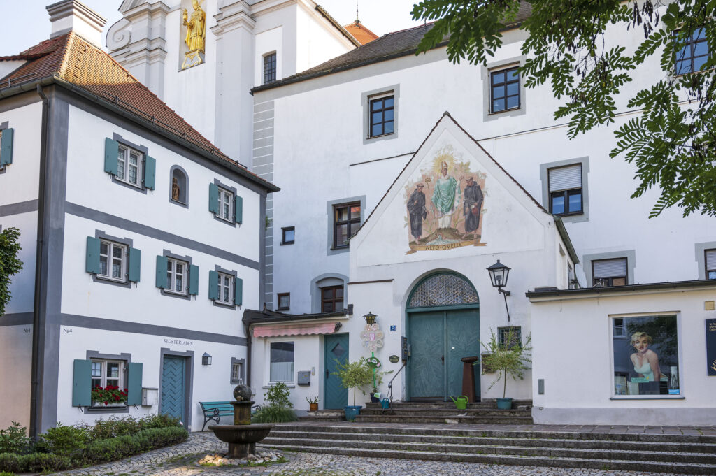 Altomünster Altohof, weißes Haus mit Mosaik und Treppen zum Eingang.