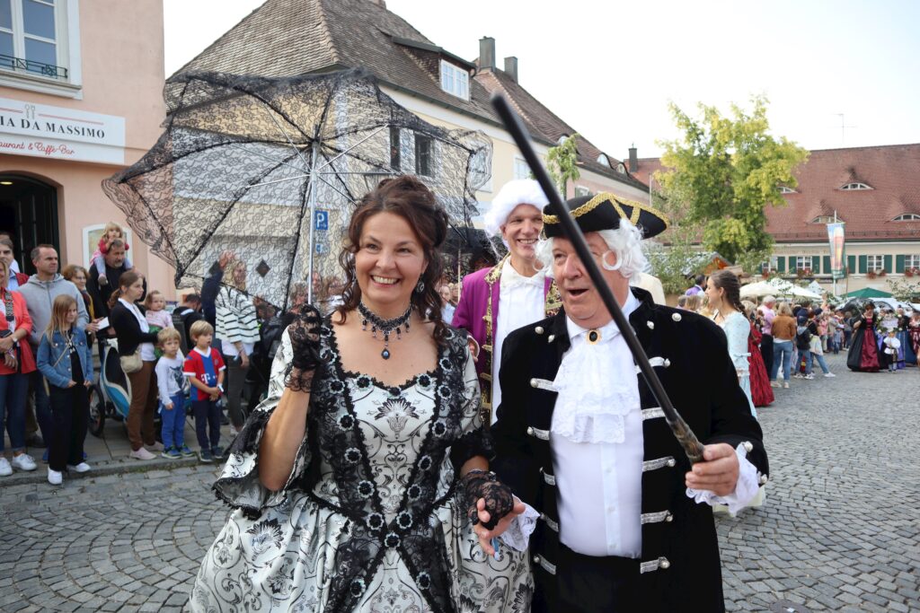 Pfarrer und Frau in historischen Kostümen beim Marktplatz in Altomünster.