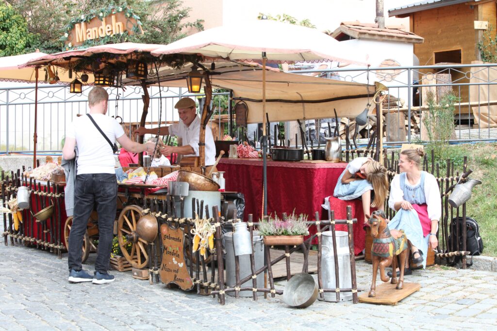 Markt Altomünster: Marktstand mit Mandeln, traditionelle Dekoration und frisches Ambiente.