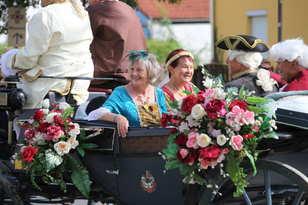 Festzügler auf Karro mit Blumen.