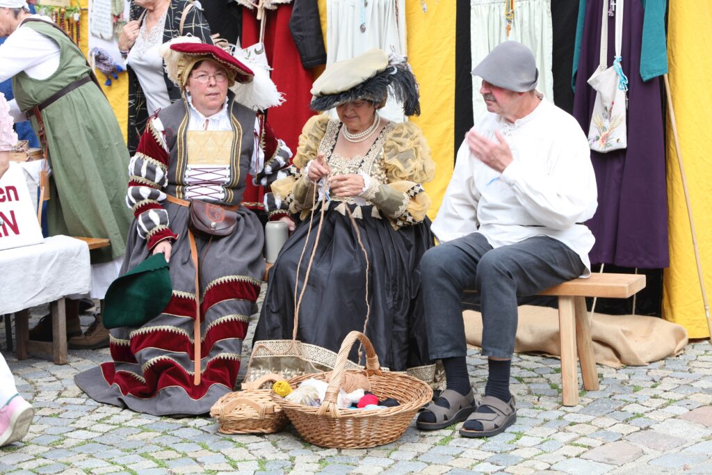 Markt Altomünster - historische Kostüme und Waren auf dem Markt.