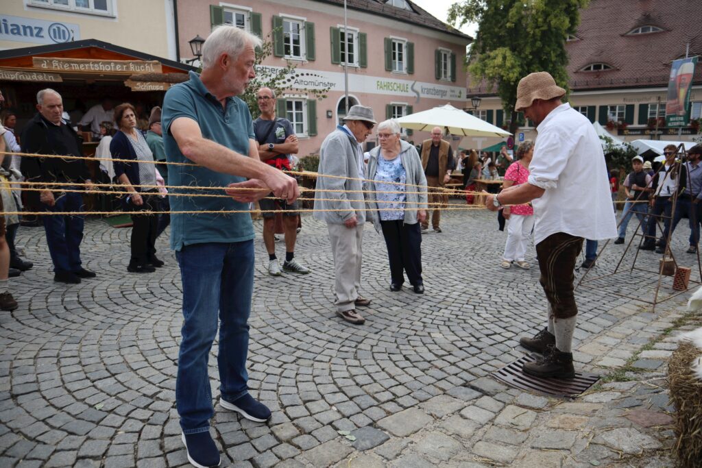 Markt Altomünster – traditioneller Rundgang auf dem gepflasterten Platz.