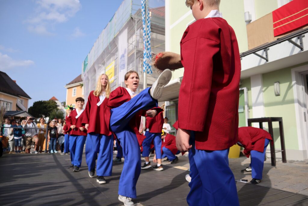 Schulfeuerwehrtänzer bei der Schulfeuerwehr.