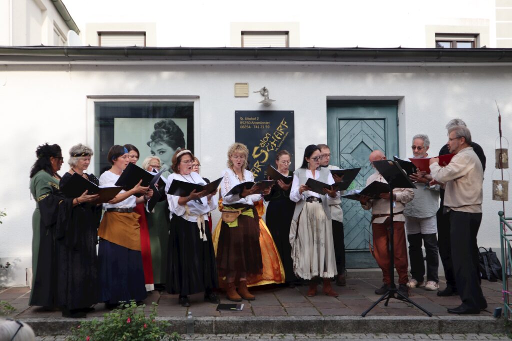 Chor im Marktplatz Altomünster, auf einer Aufführung.
