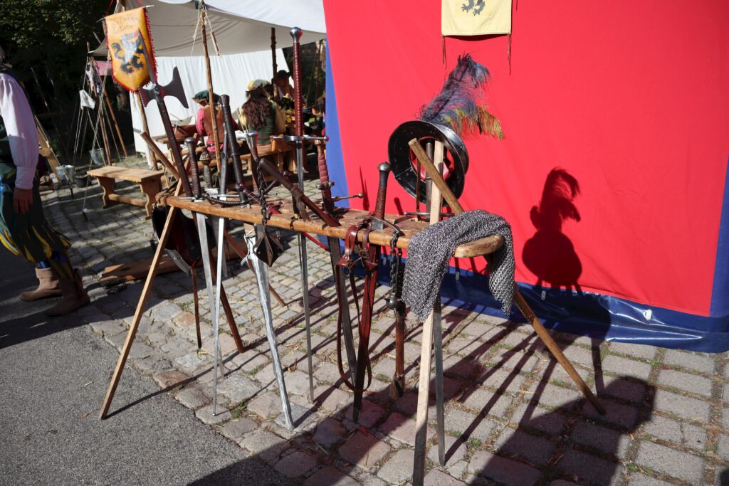 Markt Altomünster: Waffen und Rüstungen im Freien.