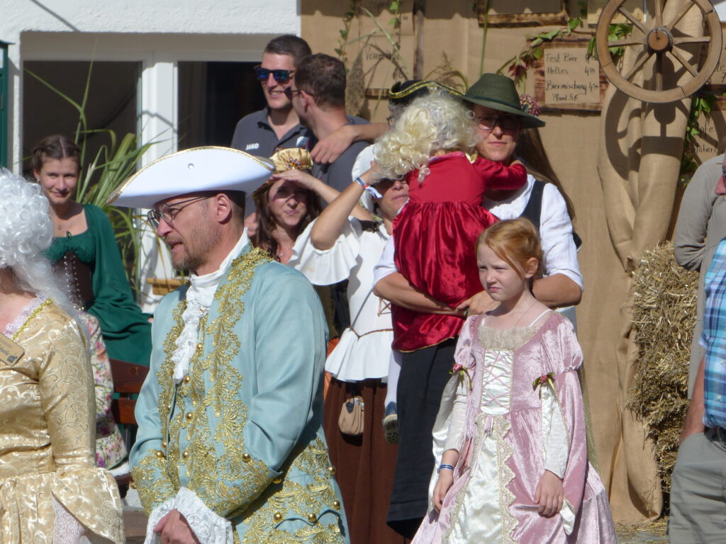 Markt Altomünster – Besucher im traditionellen Rüstungs- und Kostümsortiment.