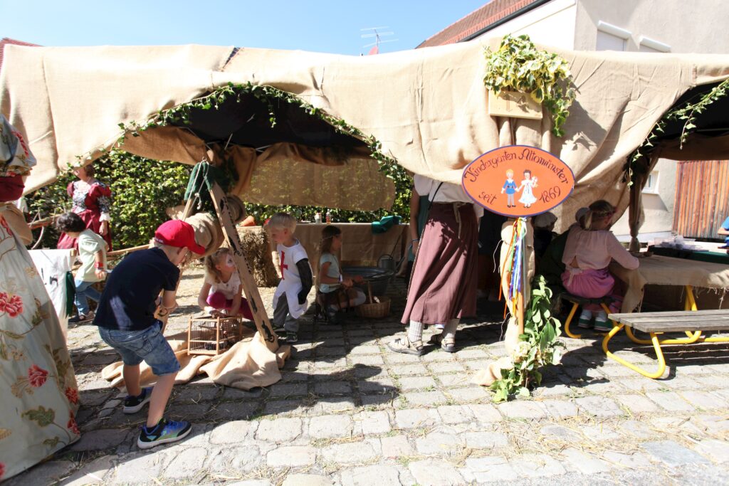 Kindergartenmarkt Altomünster 1869, Kinder im historischen Ambiente.