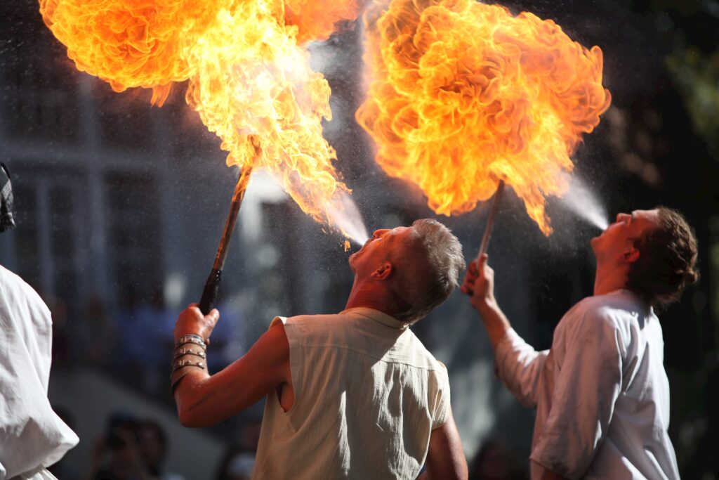 Feuerwerker mit entzündeten Stäben