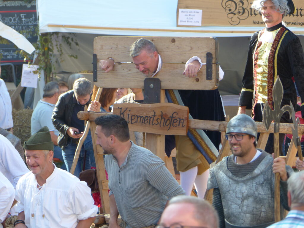 Männer in historischen Kostümen am Markt Altomünster, einer historischen Veranstaltung.