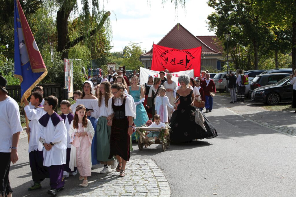 Ein Marktplatz-Event mit Kindern und Pflanzen in der Straßenmitte.