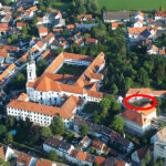 Aerobild des Marktes Altomünster mit Kloster und umgebenden Häusern.