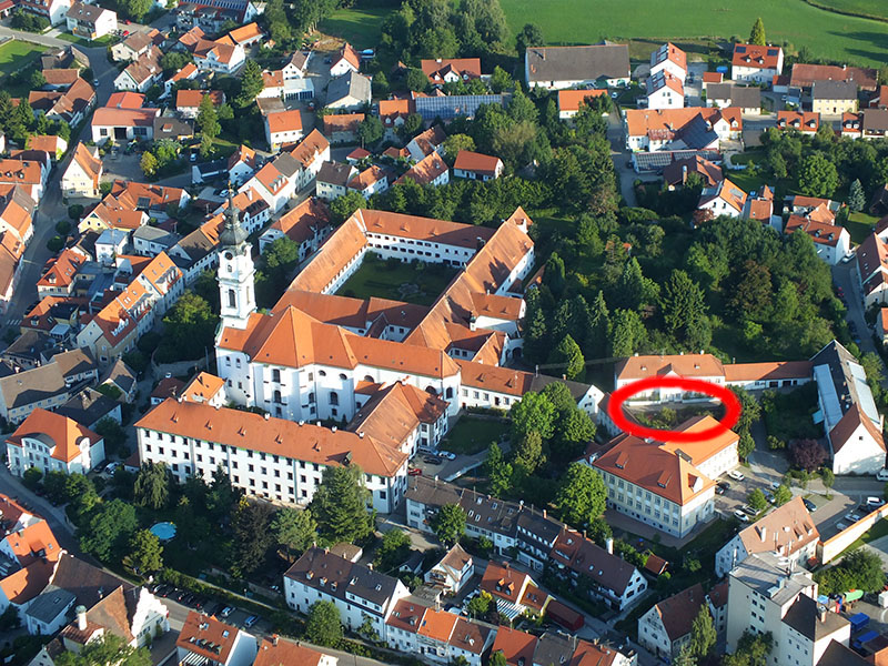 Aerobild des Marktes Altomünster mit Kloster und umgebenden Häusern.