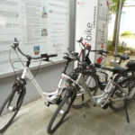 Zwei E-Bike vor Ladestation in Altomünster.