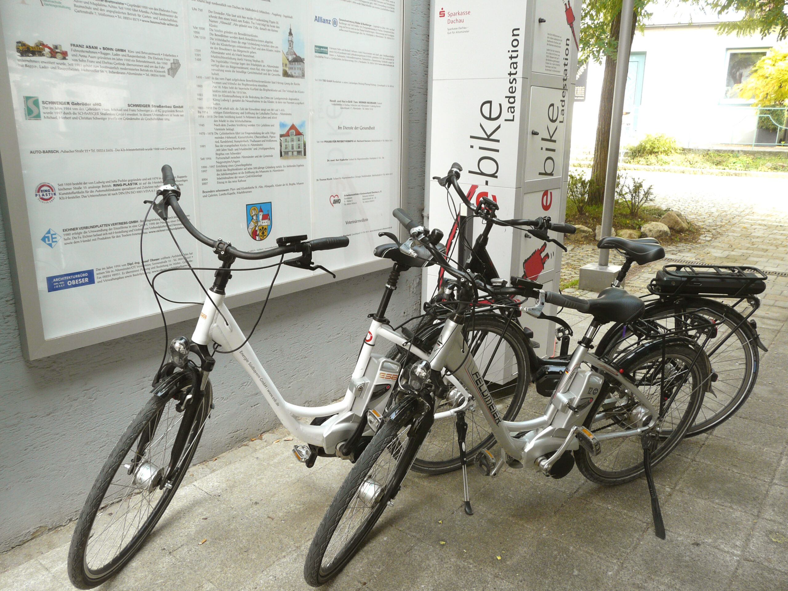 Zwei E-Bike vor Ladestation in Altomünster.