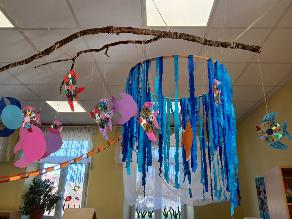 Kreative Wasserwelten mit Papierfischen und Seegürteln im Kinderzimmer.