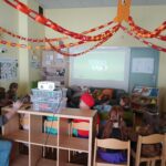Kinder in einem Klassenzimmer bei einer Projektion.