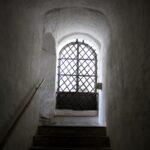 Schluss mit Befestigung im Keller, Steigungsrad, Fenster mit Gitter.