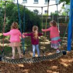 Kinder auf Schaukel