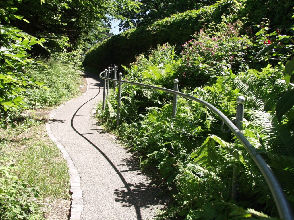 Pflanzenbogen mit Weg und Metallgeländer in Altomünster.