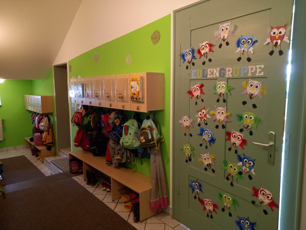 Eulenklasse im Kindergarten mit bunten Eulen-Druck auf der Tür.