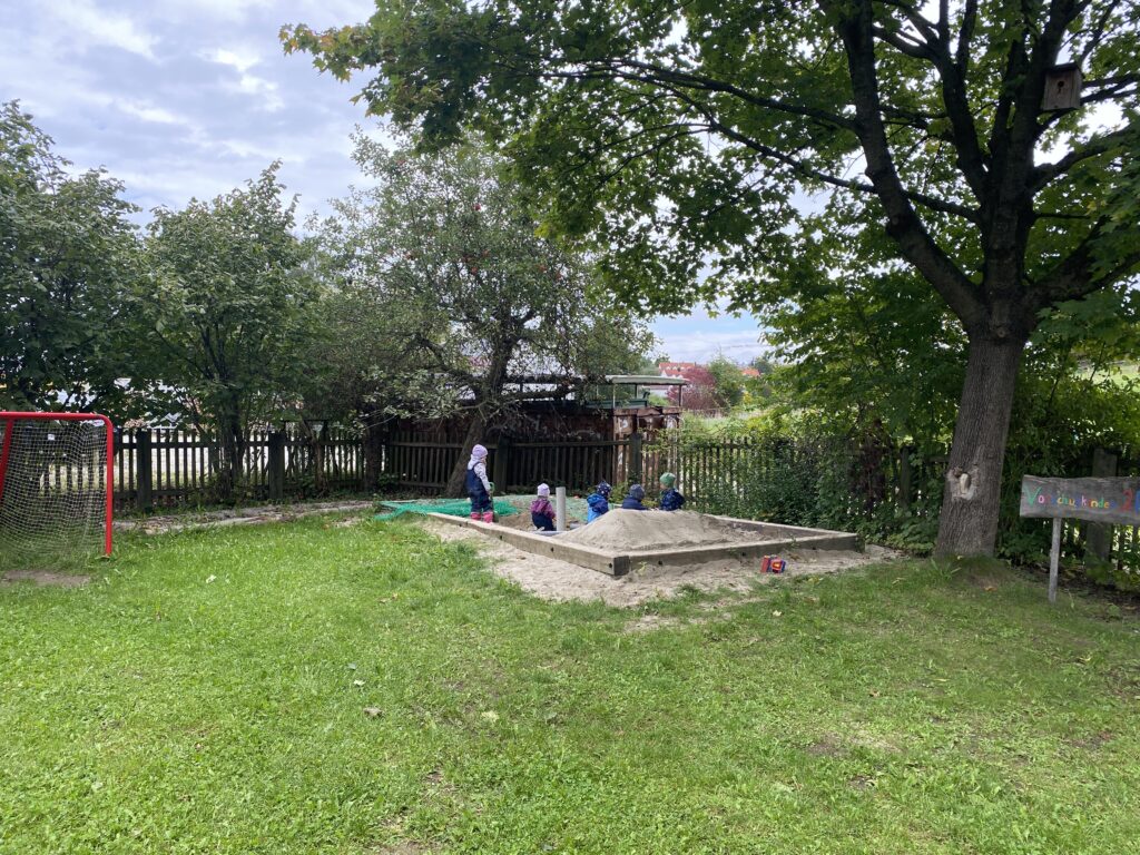 Spielplatz mit Kindern und Sandkasten.