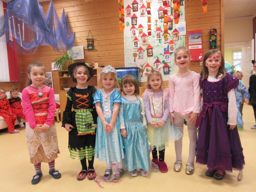 Schule, die Kleinen im Kostümen posieren.