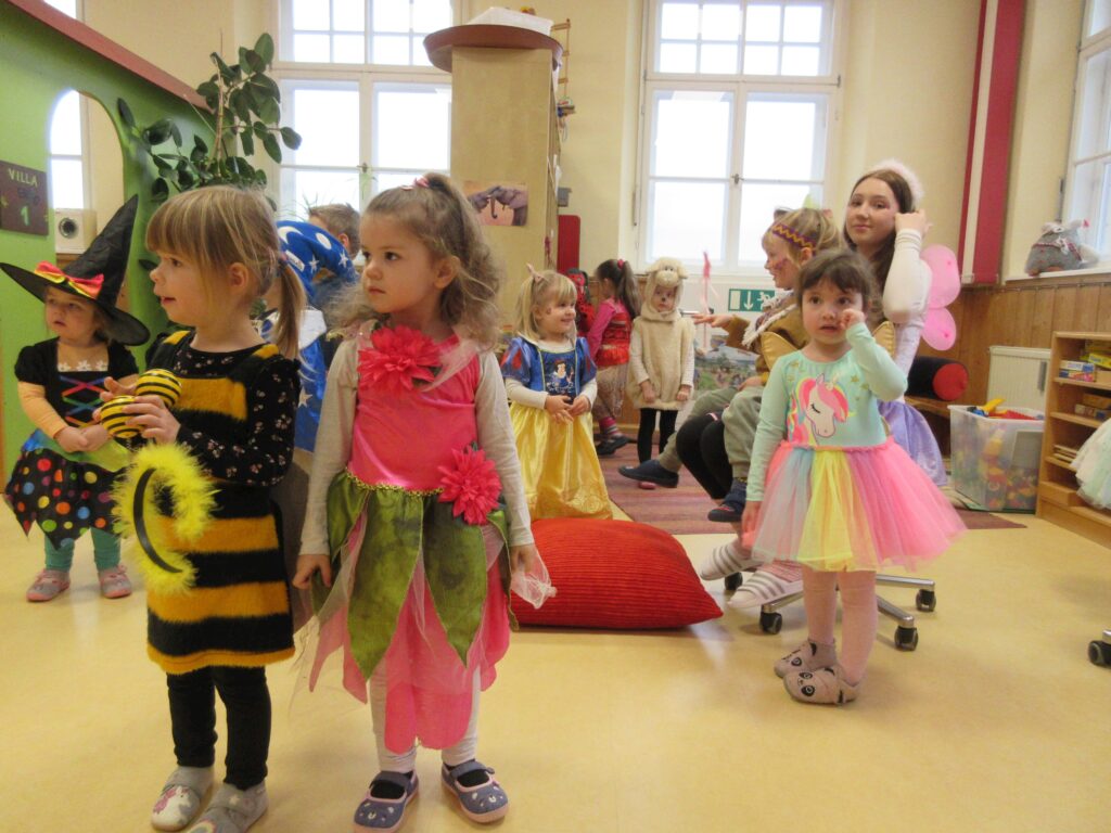 Kinder in bunten Kostümen beim Kinderfest in der Schule Altomünster.